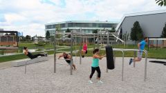 This image shows employees doing sports in the CODICO Central Park. 