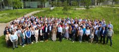 Ein Gruppenfoto vom ganzen CODICO Team vor dem Büro- und Lagergebäude.