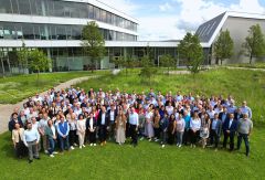 Ein Gruppenfoto vom ganzen CODICO Team vor dem Büro- und Lagergebäude.