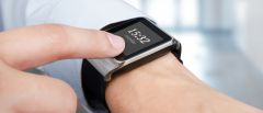 Ein kundenspezifisches OLED Display auf einer Smart Watch und ein Finger, der den Screen berührt.